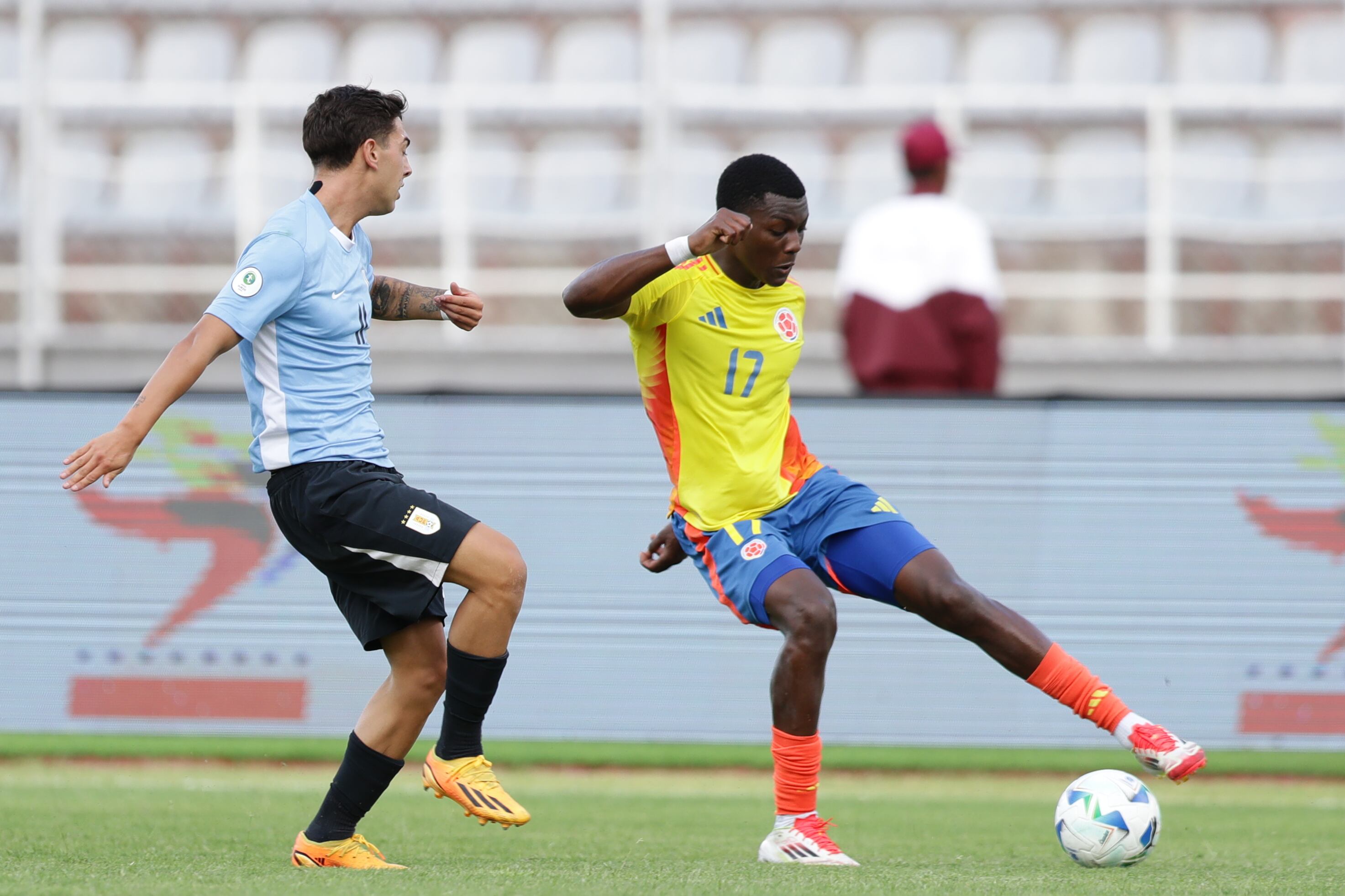 AMDEP2593. PUERTO LA CRUZ (VENEZUELA), 16/02/2025.- Agustín Albarracin (i) de Uruguay disputa un balón con Juan Arizala (d) de Colombia este domingo, en un partido del hexagonal final del Campeonato Sudamericano sub-20 entre las selecciones de Uruguay y Colombia en el estadio José Antonio Anzoátegui en Puerto La Cruz (Venezuela). EFE/ Ronald Peña R.