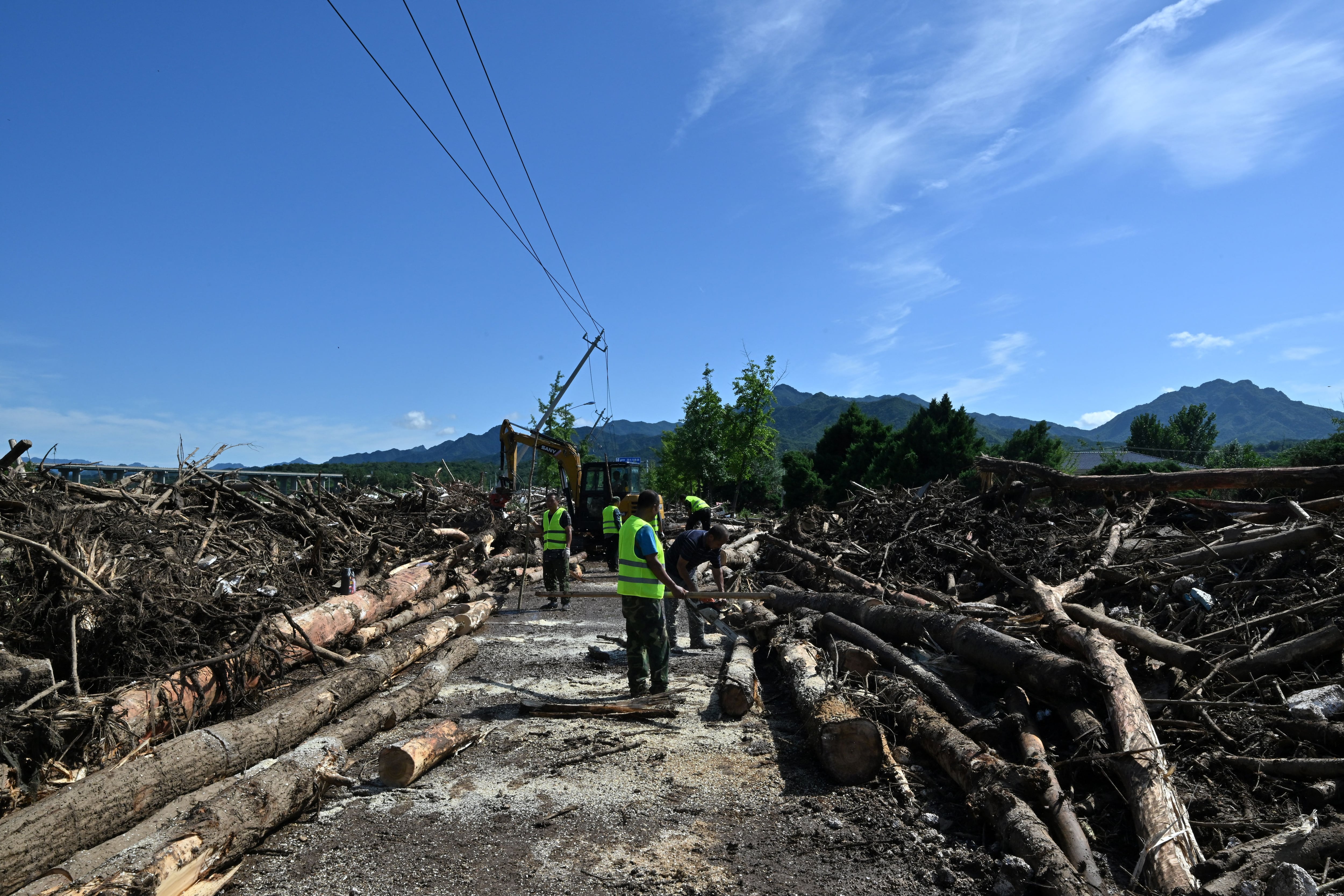 Subió a ocho los muertos por un deslizamiento de tierras en el norte de China. (Photo by ADEK BERRY / AFP)