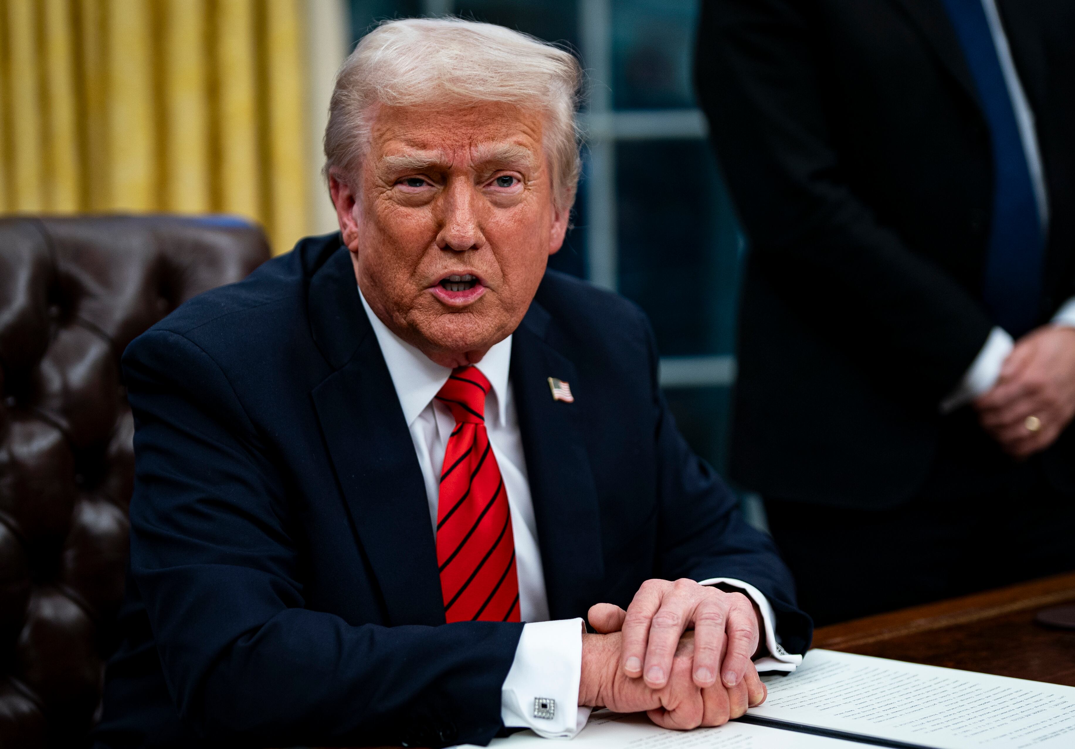 WASHINGTON (United States), 10/02/2025.- US President Donald Trump speaks during an executive order signing in the Oval Office of the White House in Washington, DC, USA, on 10 February 2025. Trump ordered a 25% tariff on steel and aluminum imports EFE/EPA/AL DRAGO / POOL
