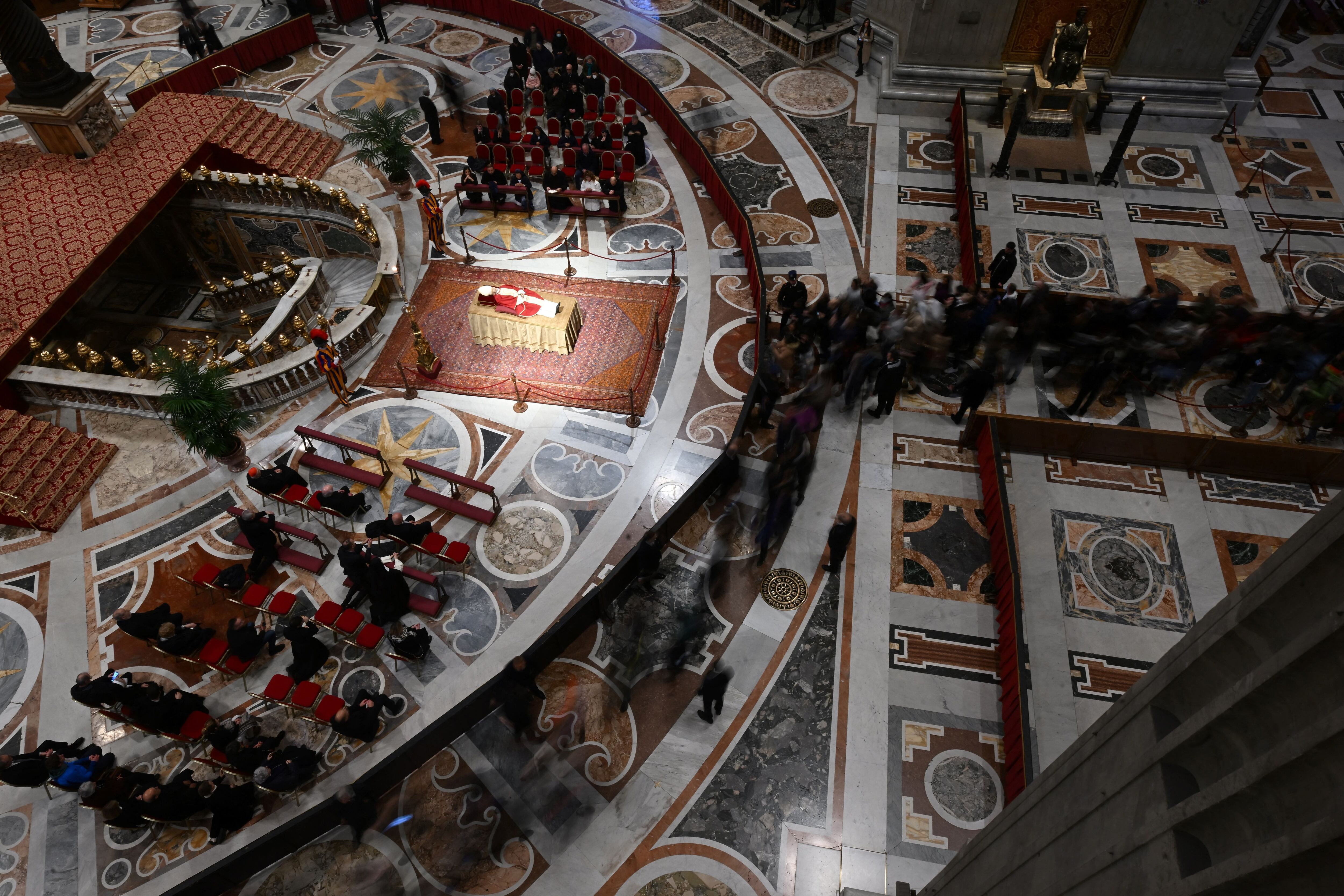 El cuerpo del Papa emérito Benedicto XVI yace en estado en la Basílica de San Pedro en el Vaticano, el 3 de enero de 2023. Foto de FILIPPO MONTEFORTE/AFP vía Getty Images.