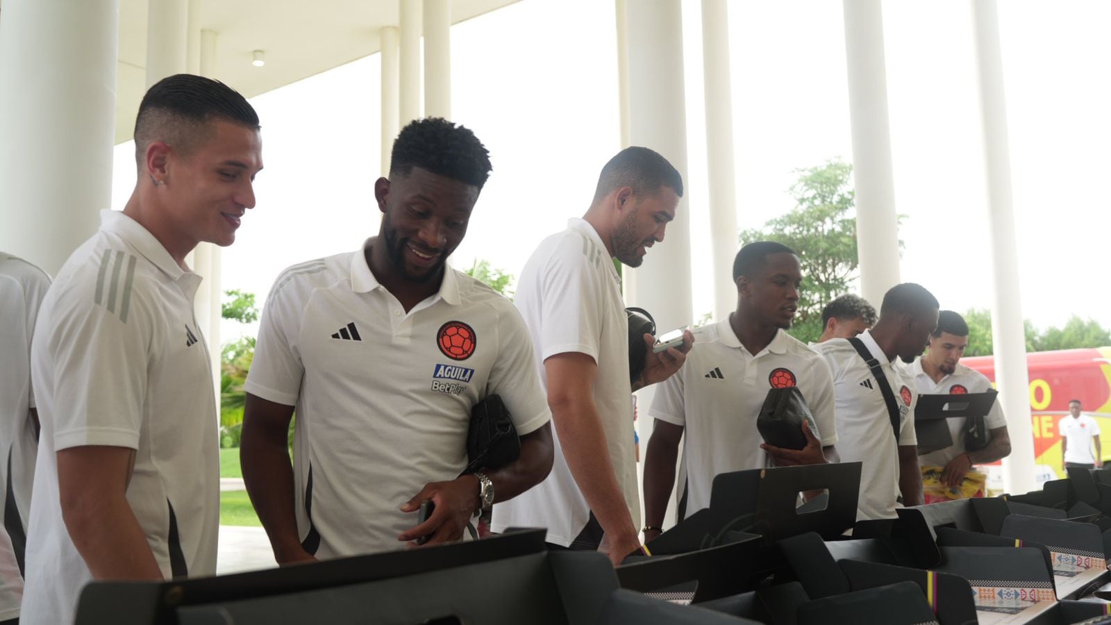 Gobernador de Córdoba regaló el sombrero vueltiao’ a jugadores de la Selección Colombia. Foto: prensa Gobernación de Córdoba.