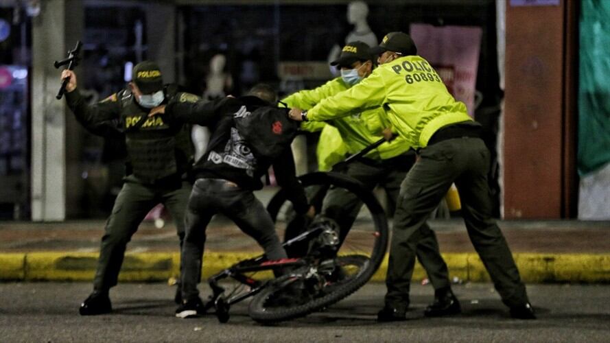 Agresión policial en medio de las manifestaciones del paro nacional. Foto: Colprensa - Álvaro Tavera