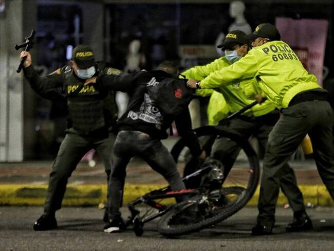 Agresión policial en medio de las manifestaciones del paro nacional. Foto: Colprensa - Álvaro Tavera