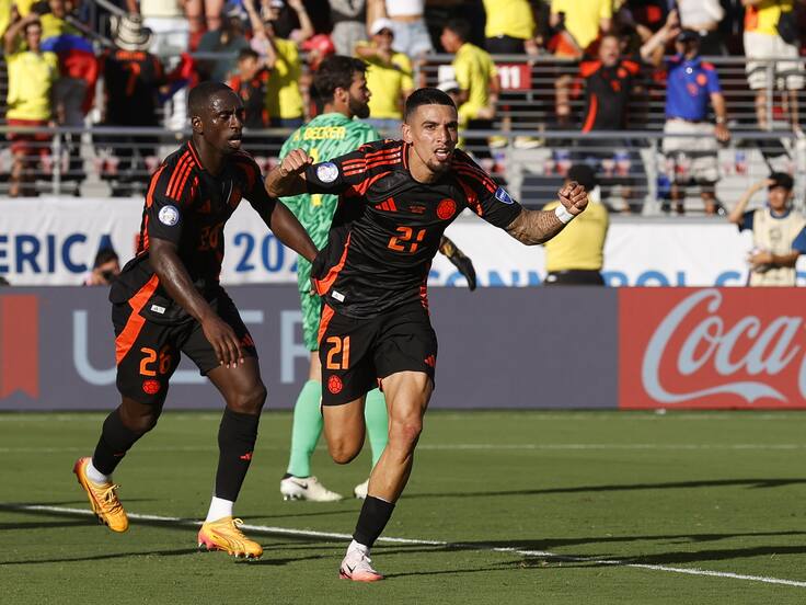 Santa Clara (United States), 02/07/2024.- Colombia defender Daniel Munoz (R) reacts after scoring a goal during the first half of the CONMEBOL Copa America 2024 group D soccer match between Brazil and Colombia, in Santa Clara, California, USA, 02 July 2024. (Brasil) EFE/EPA/JOHN G. MABANGLO