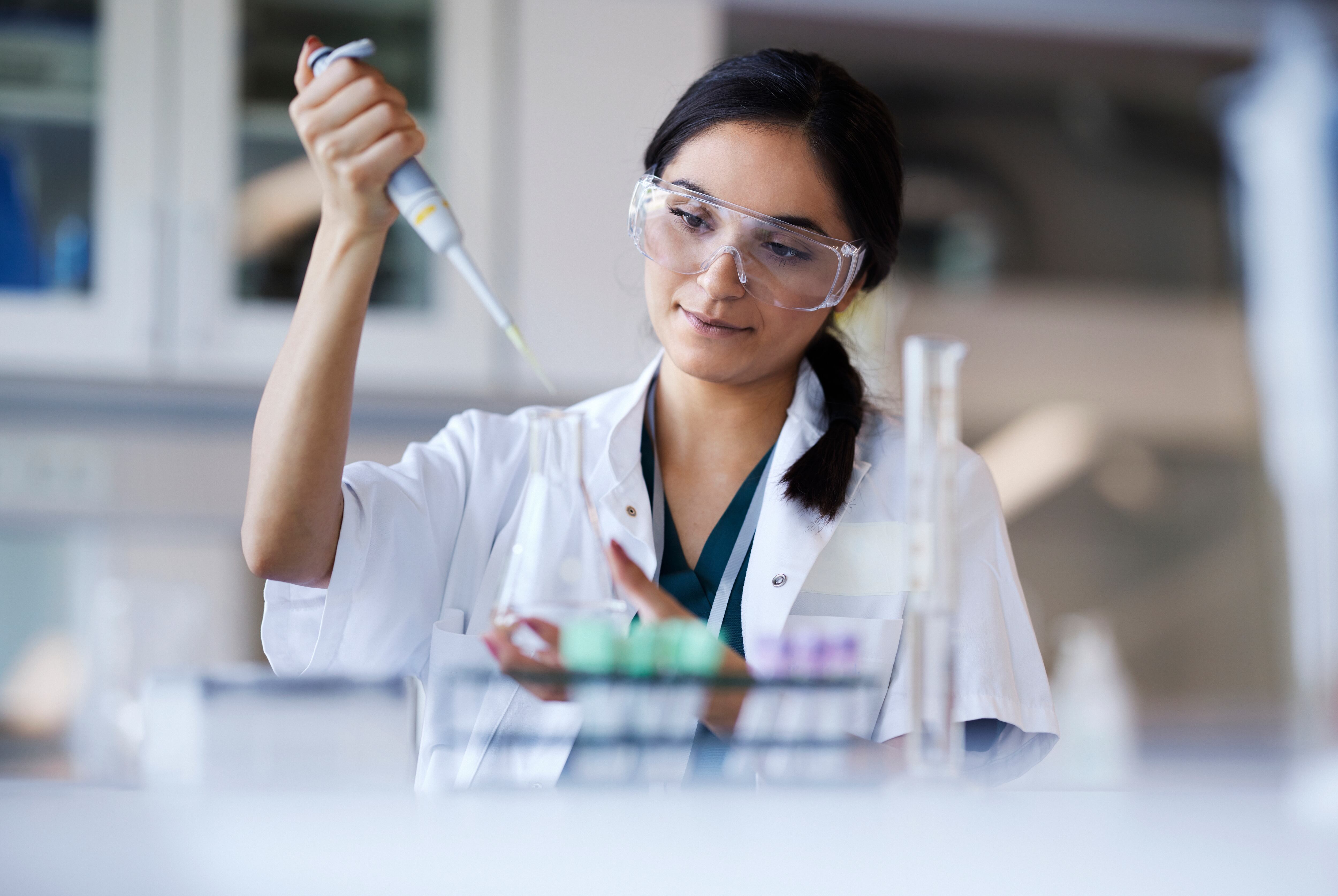 Mujer estudiando Química Farmacéutica en Colombia (Foto vía GettyImages)