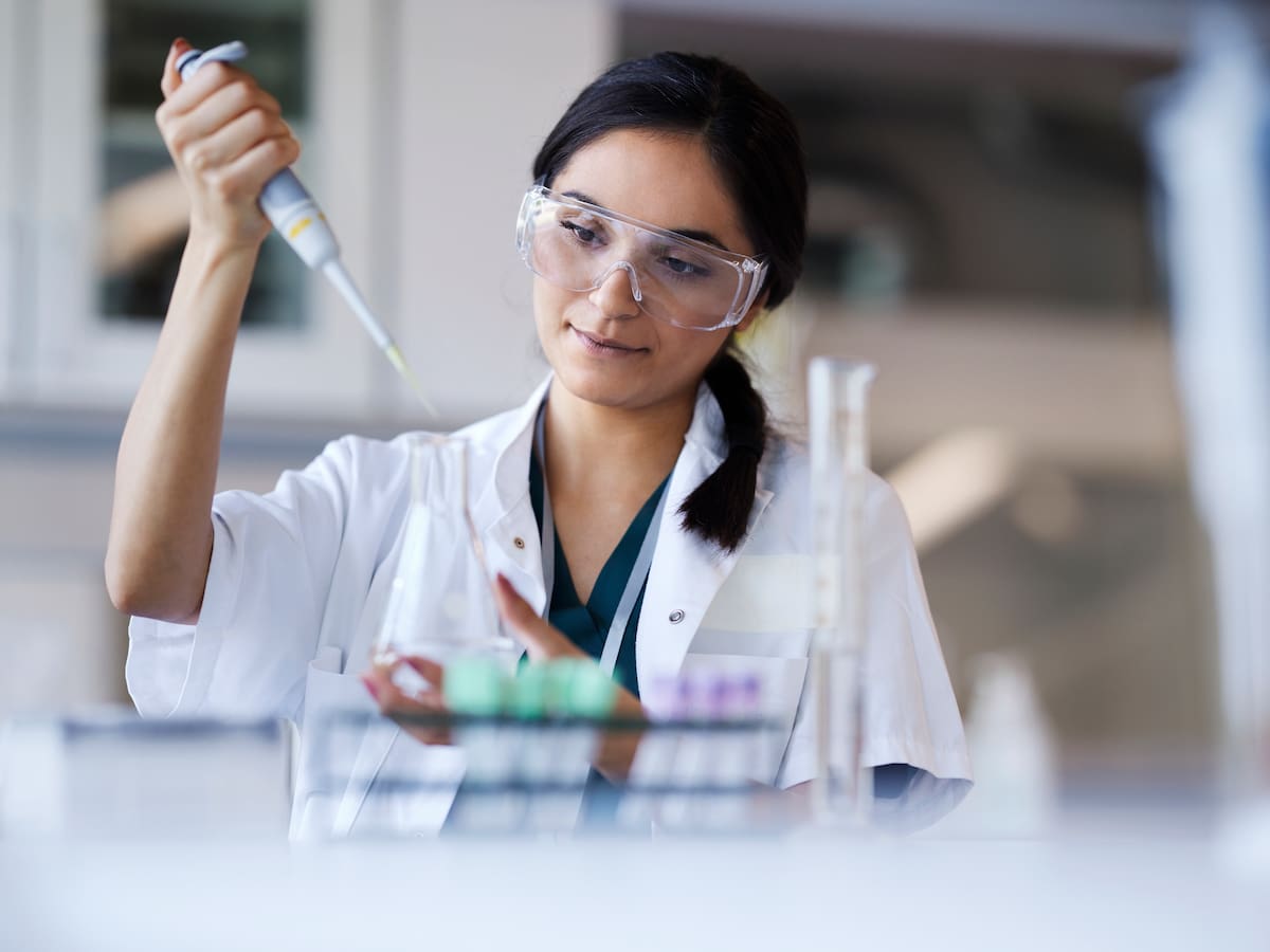 ¿Cuánto cuesta la carrera de Química Farmacéutica? 3 universidades donde puede estudiarla