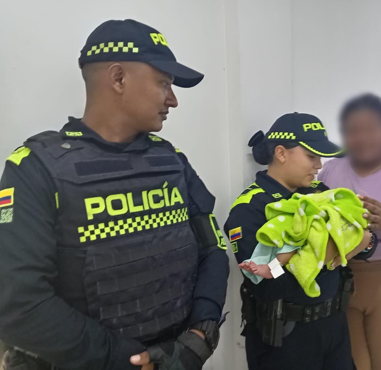 Policía rescató a un bebé recién nacido abandonado en un lote baldío en Rioacha. Foto: Suministrada.
