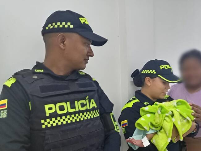 Policía rescató a un bebé recién nacido abandonado en un lote baldío en Rioacha. Foto: Suministrada.