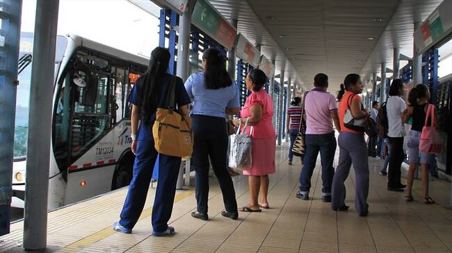 Un guía del Sistema confrontó a un vendedor, quien le propinó una fuerte golpiza. Foto: Colprensa