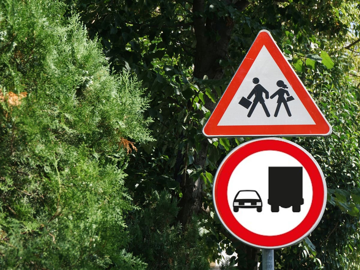 ¿Qué significa la señal de tránsito con un carro y un camión al lado?