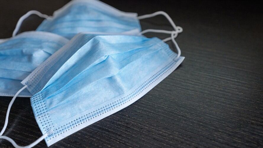 Sigue La W encontró contratos irregulares donde por ejemplo, se le compraron unos tapabocas a una empresa de computadores.. Foto: Getty Images