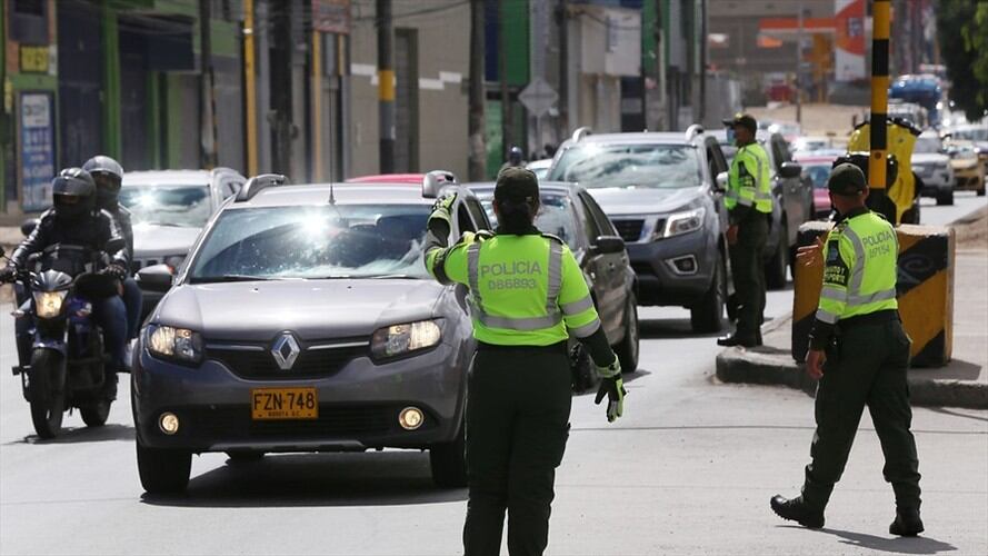Conozca el trámite que debe realizar cuando la Policía de Tránsito comete un error al momento de registrar el documento de identidad.. Foto: Colprensa - Camila Díaz