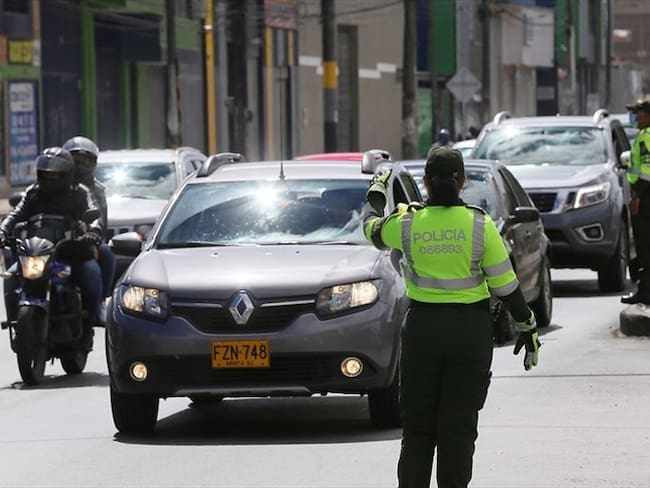 Conozca el trámite que debe realizar cuando la Policía de Tránsito comete un error al momento de registrar el documento de identidad.. Foto: Colprensa - Camila Díaz