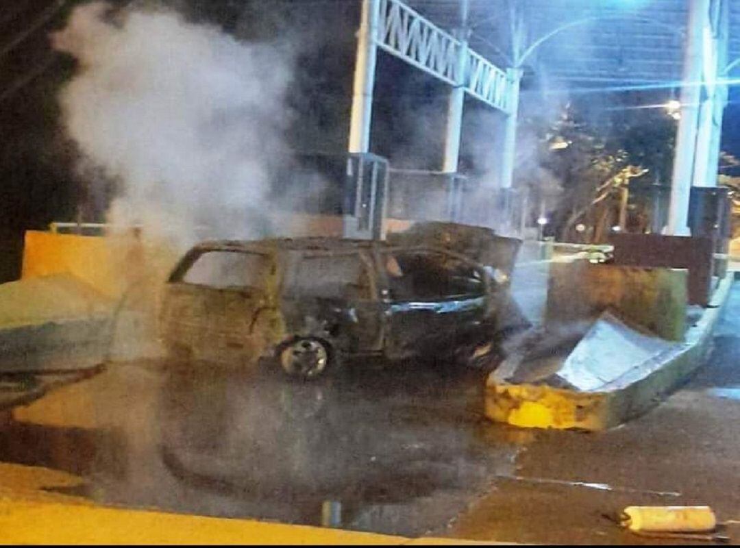 Hombre murió incinerado tras chocar en su carro. Foto: cortesía