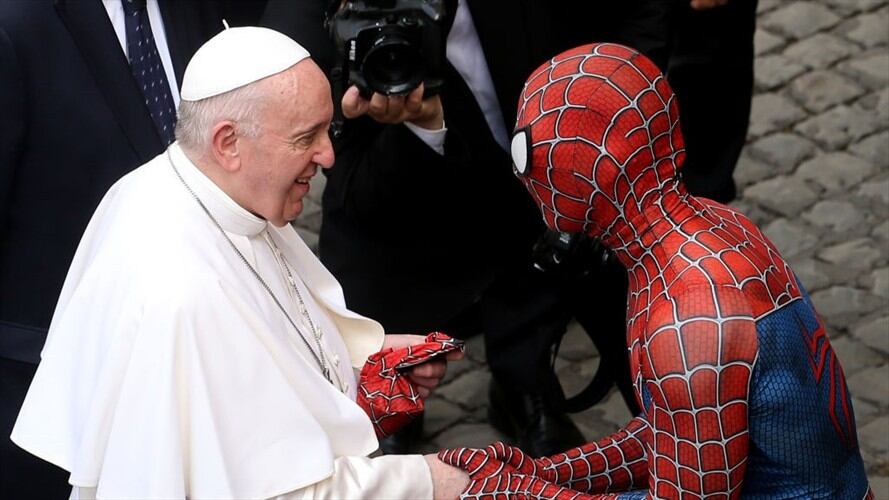 El joven italiano es fundador de una entidad de voluntarios que se colocan el vestuario de personajes de cómics para visitar a los niños en los hospitales.. Foto: Franco Origlia/Getty Images
