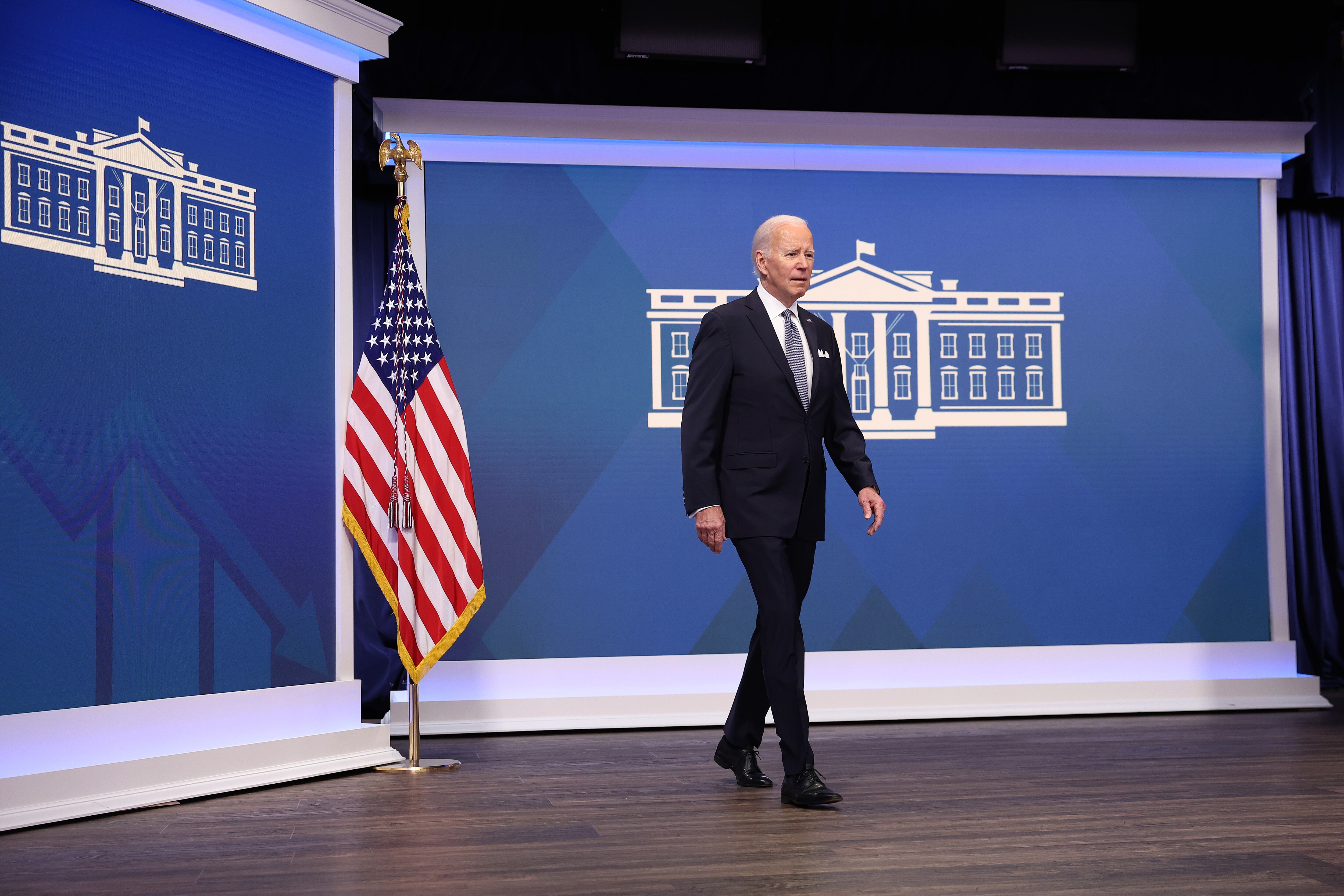 El presidente de los Estados Unidos, Joe Biden, llega para pronunciar comentarios sobre la economía y la inflación en el edificio de la Oficina Ejecutiva de Eisenhower el 12 de enero de 2023 en Washington, DC. Foto de Kevin Dietsch/Getty Images.