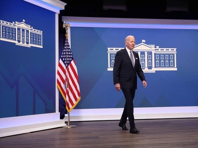 El presidente de los Estados Unidos, Joe Biden, llega para pronunciar comentarios sobre la economía y la inflación en el edificio de la Oficina Ejecutiva de Eisenhower el 12 de enero de 2023 en Washington, DC. Foto de Kevin Dietsch/Getty Images.