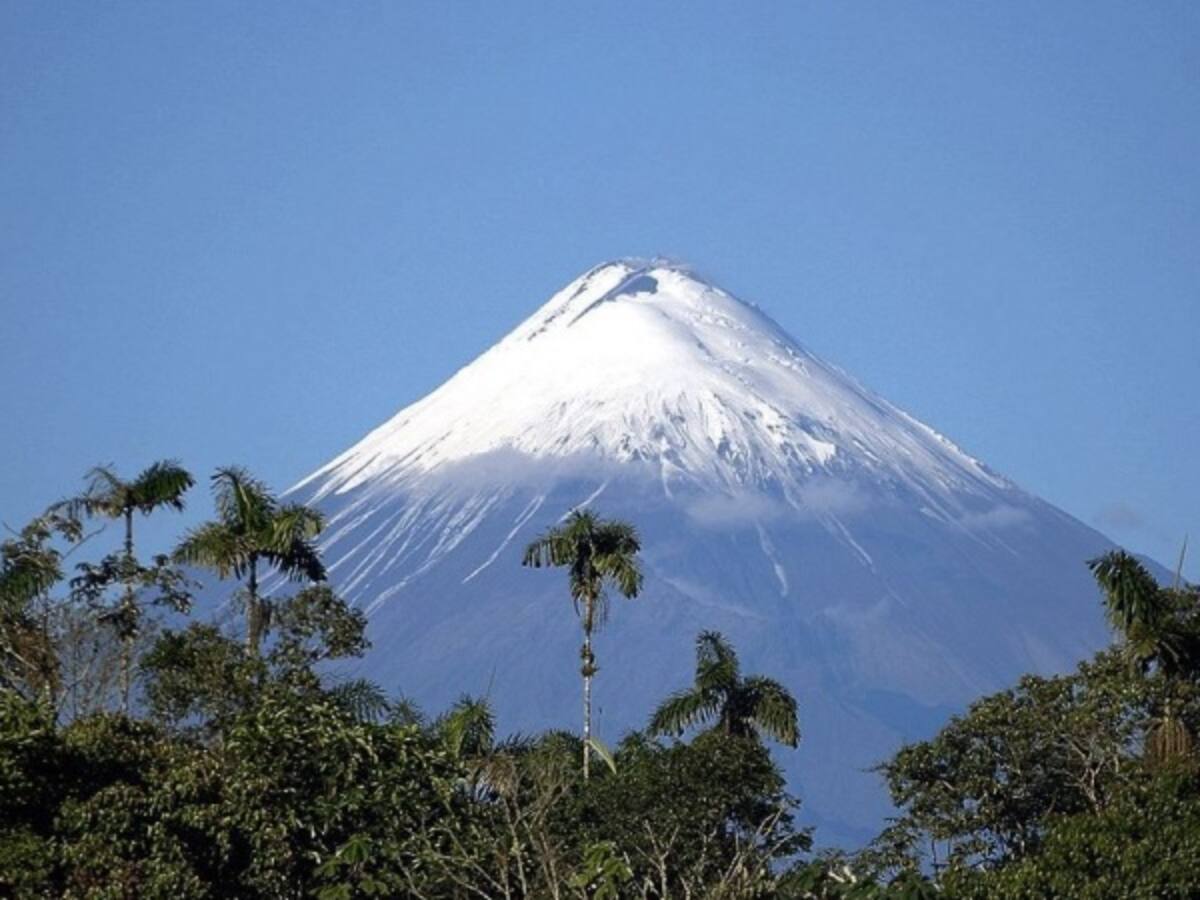 Se registran 432 explosiones en el volcán ecuatoriano Sangay y 49 en El Reventador