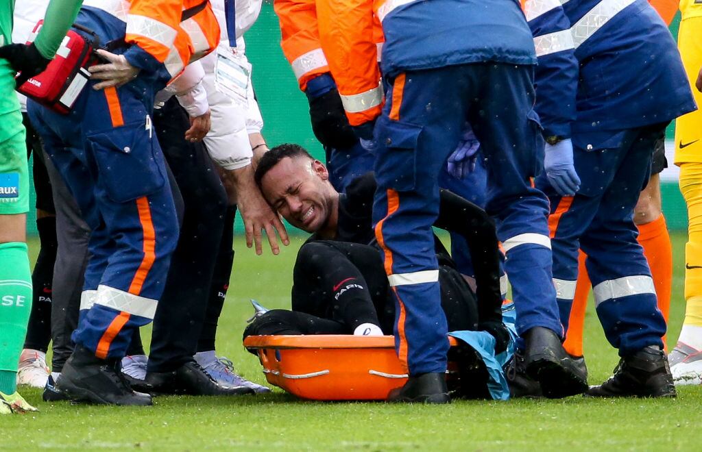 Neymar Sin poder caminar y entre lágrimas, fue retirado del césped en el minuto 87 del partido. Créditos: Getty Images