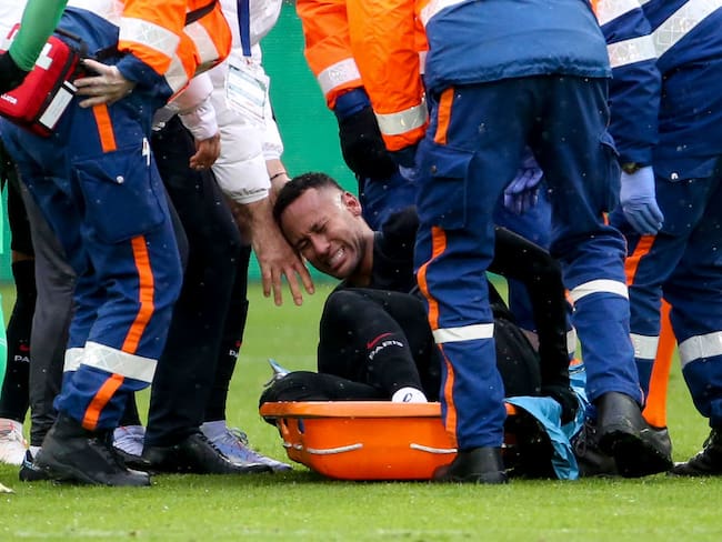 Neymar Sin poder caminar y entre lágrimas, fue retirado del césped en el minuto 87 del partido. Créditos: Getty Images