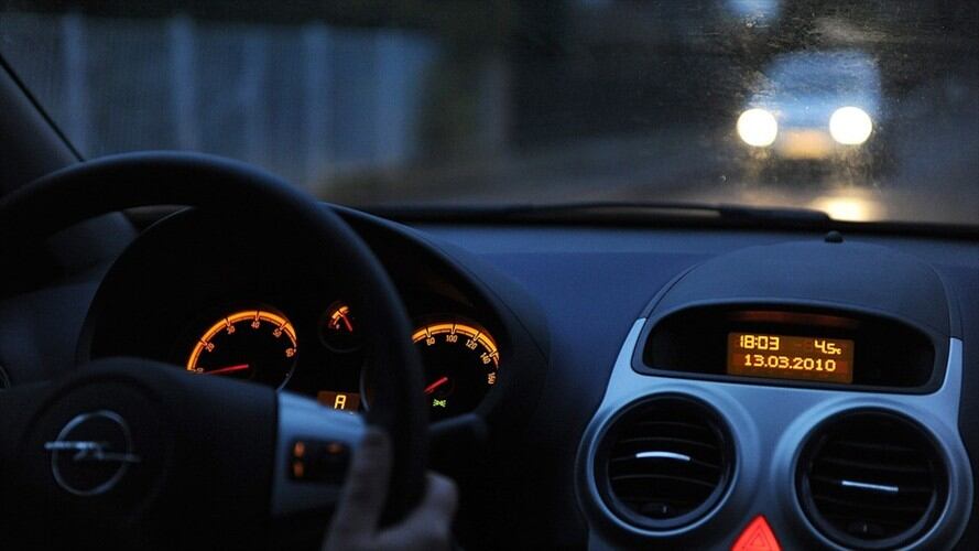 Imagen de referencia / Carro con luces altas . Foto: Pixabay