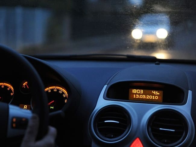 Imagen de referencia / Carro con luces altas . Foto: Pixabay