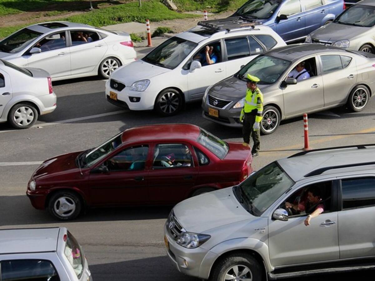 La escasez de carros y precios altos afecta la industria automotriz