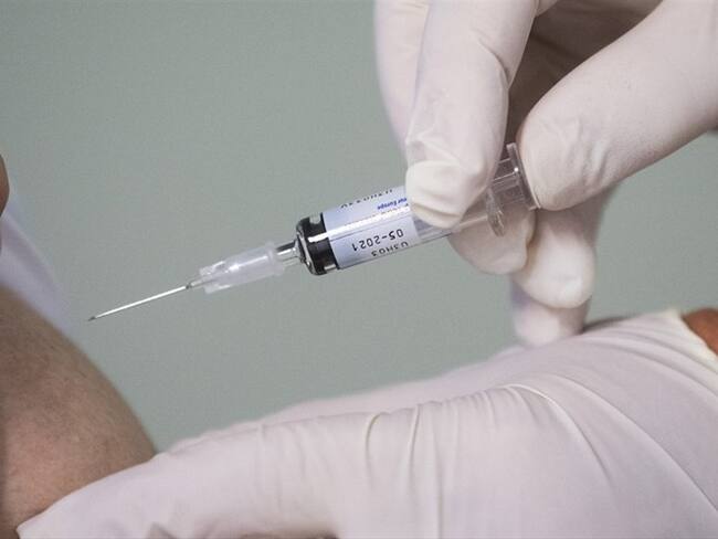 Johnson & Johnson detiene ensayos de su vacuna contra COVID-19 . Foto: Referencia Getty
