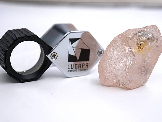 El diamante nombrado Lulo Rose, que fue encontrado en la mina de Lulo en Angola. (Photo by Handout / LUCAPA DIAMOND COMPANY LIMITED / AFP)
