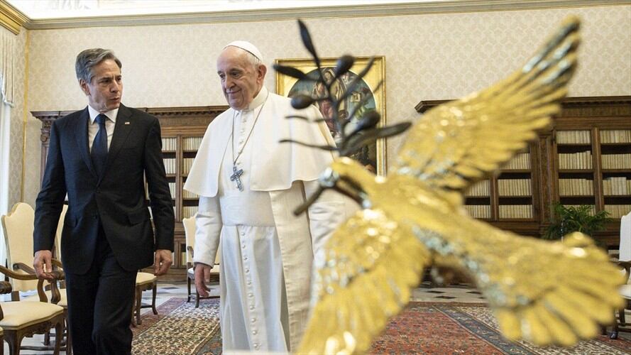 Es la primera reunión del pontífice con un alto representante del equipo presidencial de Joe Biden.. Foto: VATICAN MEDIA / AFP
