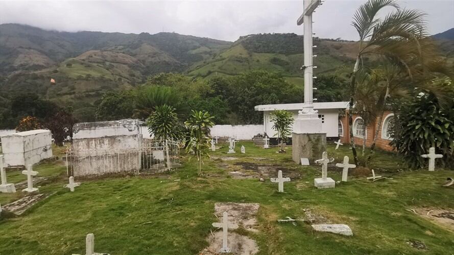 En Dabeiba todavía recuerdan cómo lanzaban los cuerpos al cementerio. Foto: Redacción W Radio