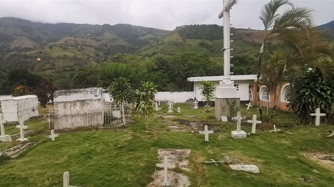 En Dabeiba todavía recuerdan cómo lanzaban los cuerpos al cementerio. Foto: Redacción W Radio