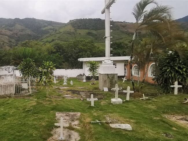 En Dabeiba todavía recuerdan cómo lanzaban los cuerpos al cementerio. Foto: Redacción W Radio