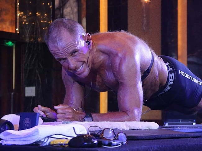 George Hood, el hombre de 62 años que rompió el récord mundial de plancha abdominal