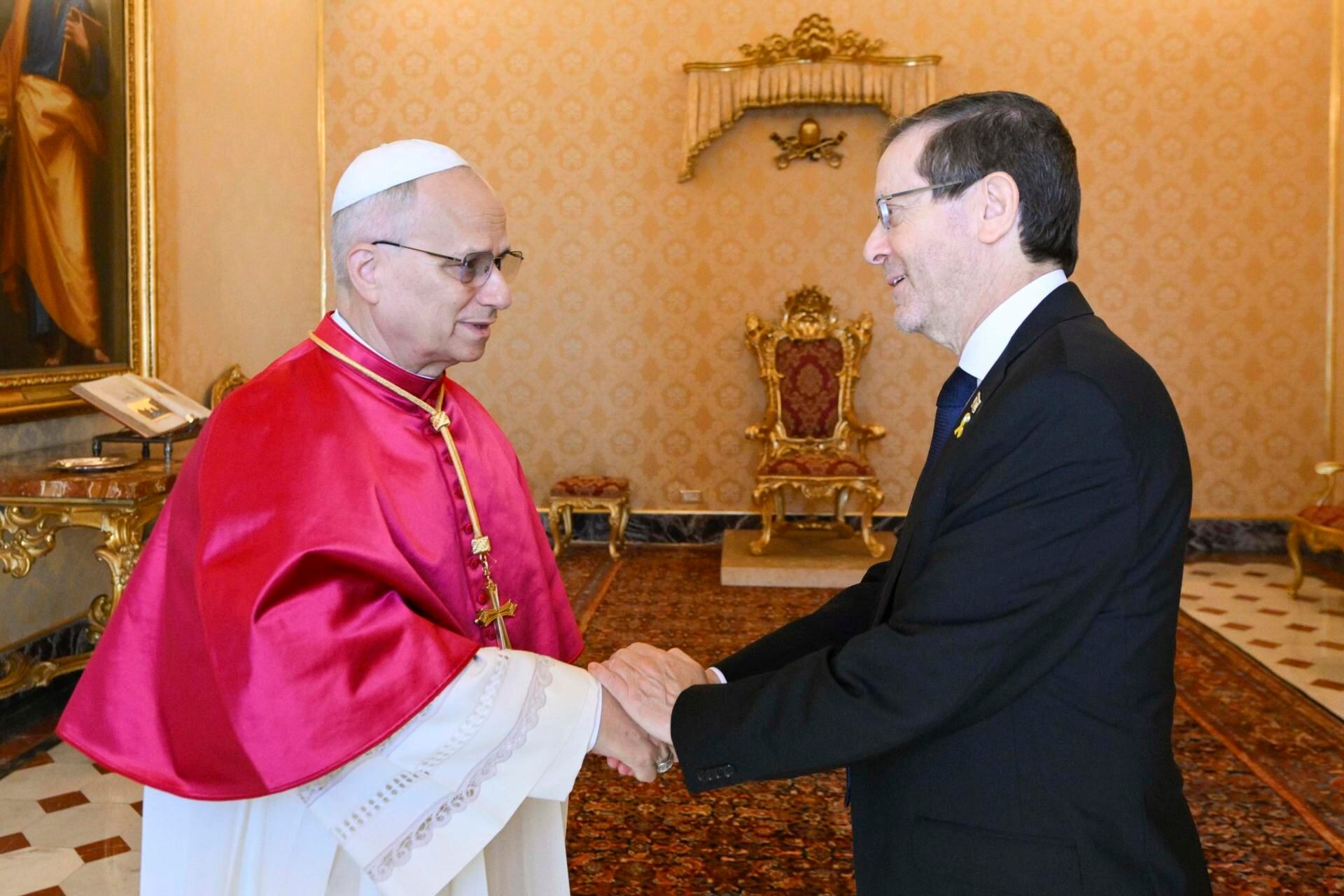 El papa León XIV recibió al presidente de Israel, Isaac Herzog, en el Vaticano. (Papa) EFE/EPA/VATICAN MEDIA