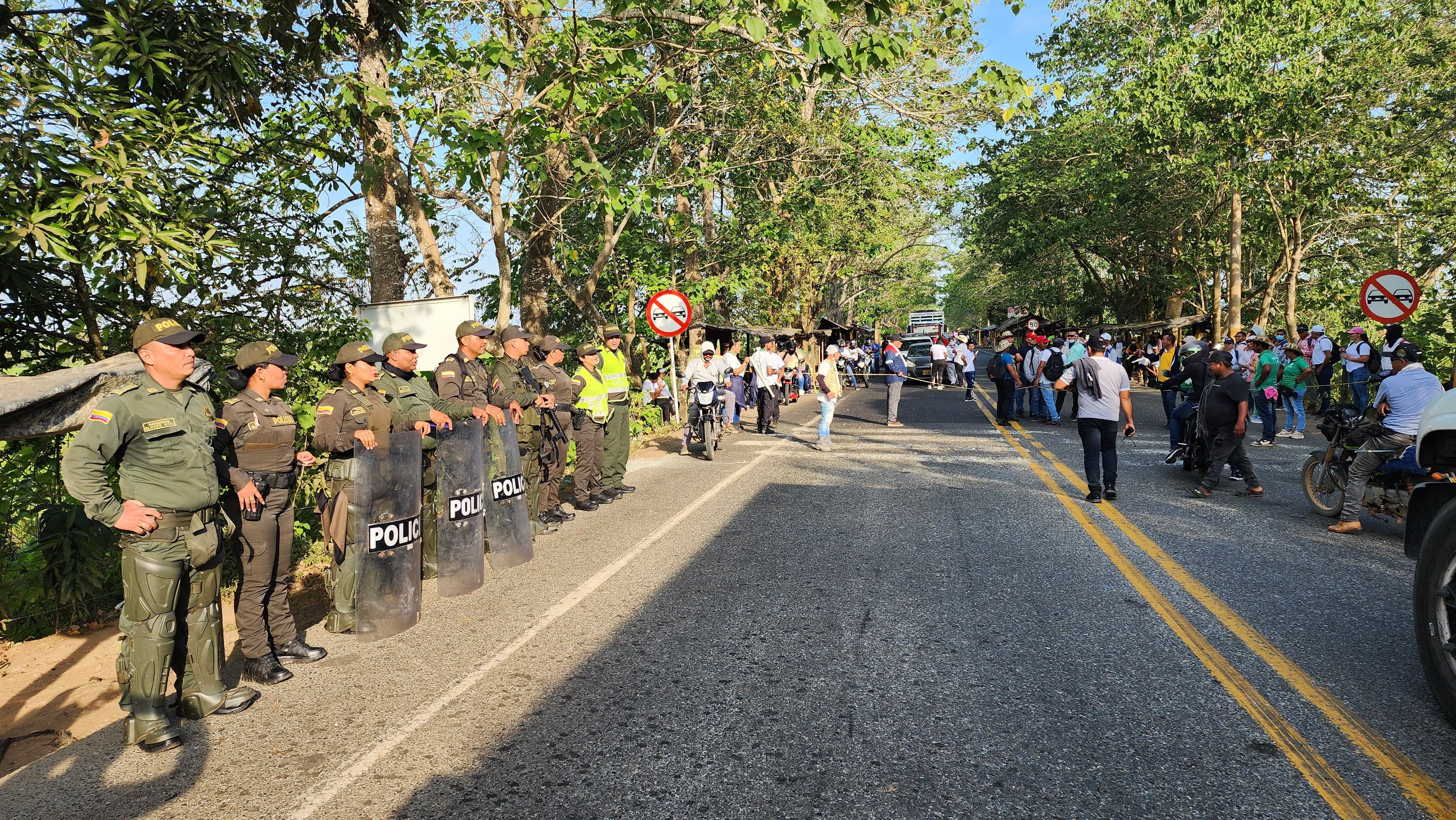 Comunidades indígenas bloquean el paso por el puente San Jorge en Córdoba. Foto: Policía.