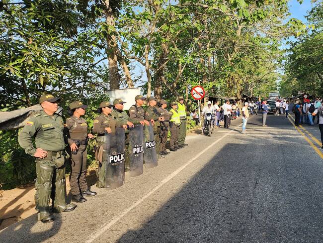 Comunidades indígenas bloquean el paso por el puente San Jorge en Córdoba. Foto: Policía.