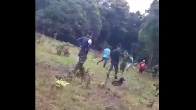 Durante las confrontaciones, se escucha a un militar que pide evitar más choques, pero otro uniformado dice que si tiene que disparar lo hace. Foto: Cortesía Sucesos Cauca