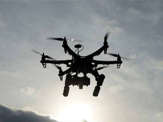 Junto al dron se encontró un teléfono celular con dos cables USB.. Foto: Getty Images