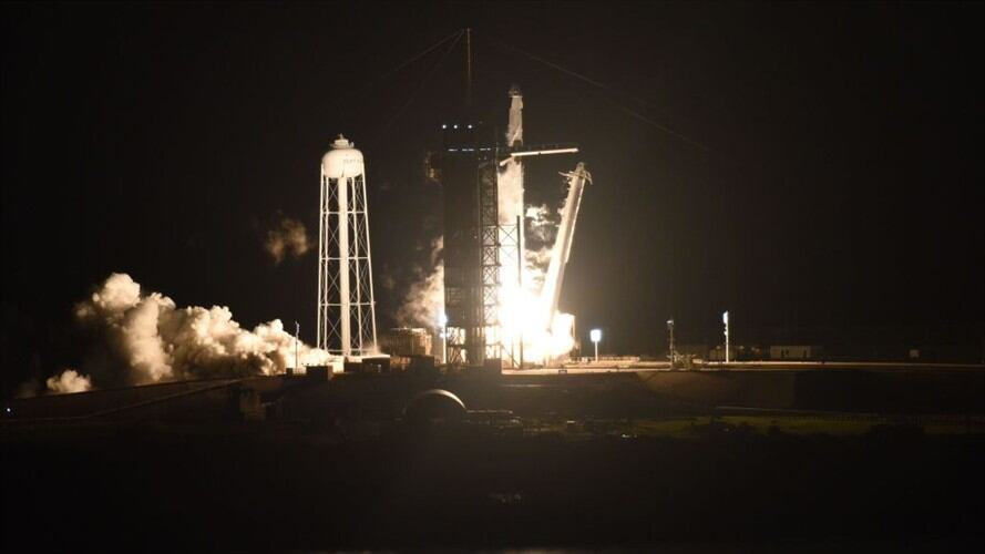 A bordo de la cápsula acoplada a la parte superior iban los astronautas estadounidenses Michael Hopkins, Victor Glover y Shannon Walker, y el japonés Soichi Noguchi. Foto: Getty Images