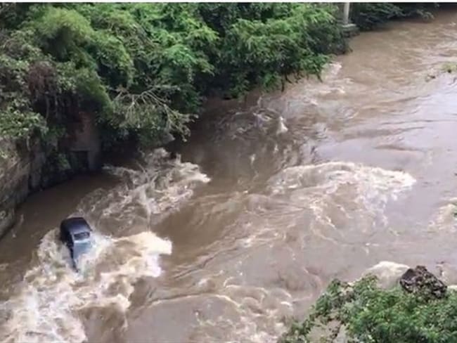 Vehículo rodó y cayó al río Fonce en San Gil. Foto: