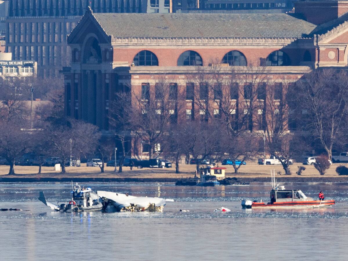 Los equipos de rescate aún buscan a catorce personas desaparecidas del accidente aéreo en Washington