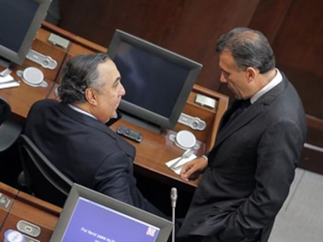 Foto. Mininterior. El ministro Renjifo dialoga con Roy Barreras al inicio de la votación del proyecto.