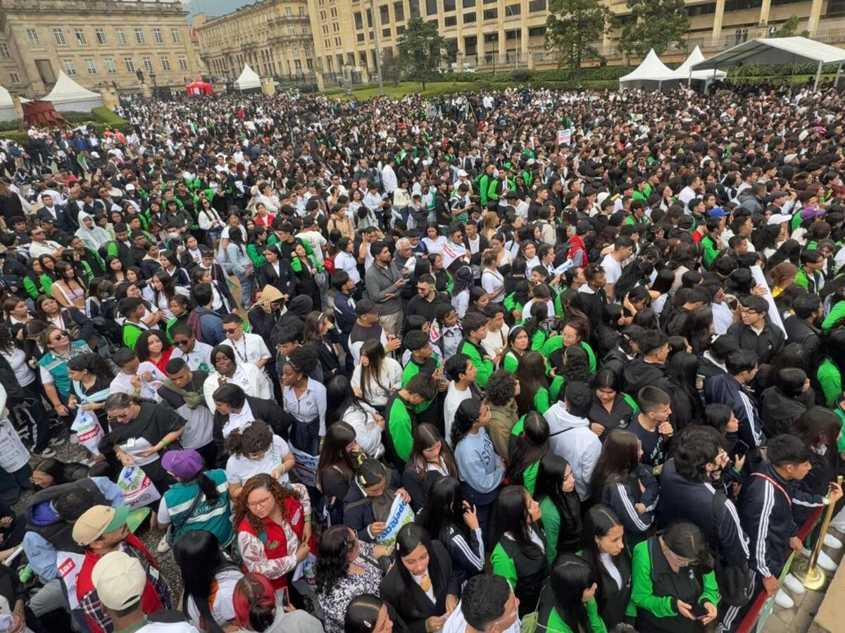 Aprendices del Sena se movilizaron en respaldo a la consulta popular