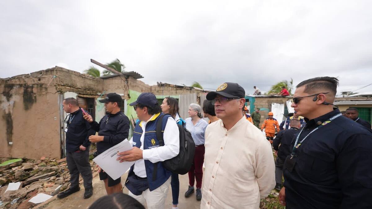 Haremos contratación directa con comunidad para reparar casas: Petro en San Andrés