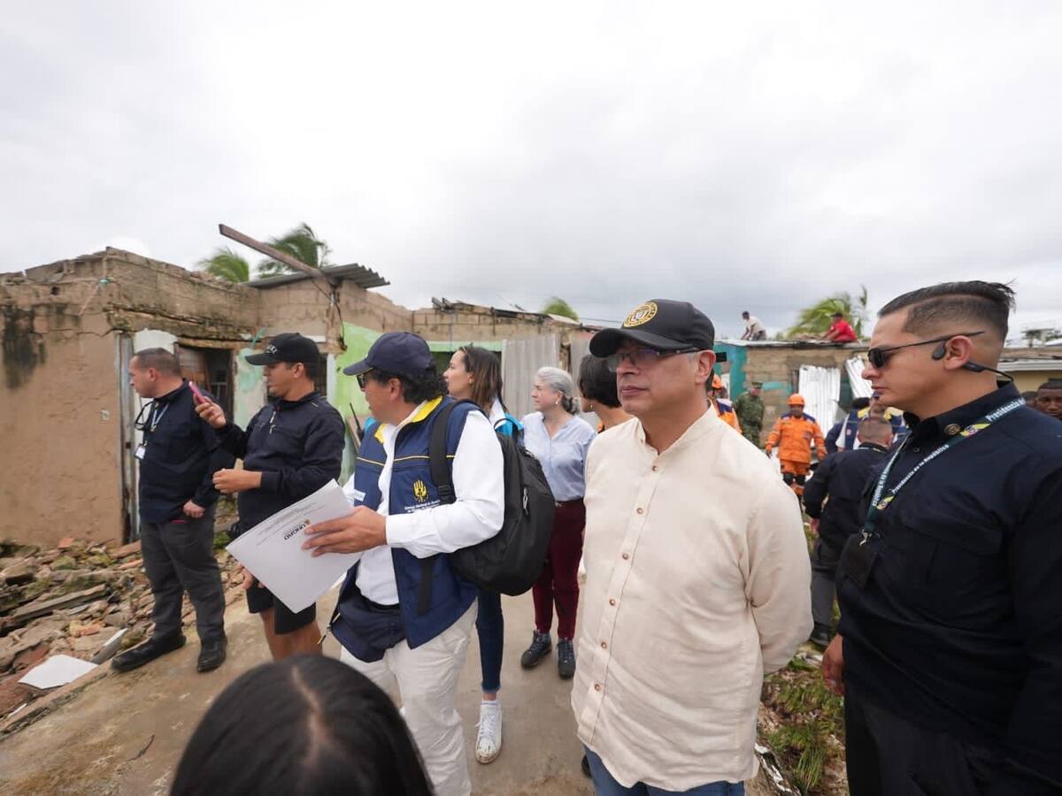 Haremos contratación directa con comunidad para reparar casas: Petro en San Andrés