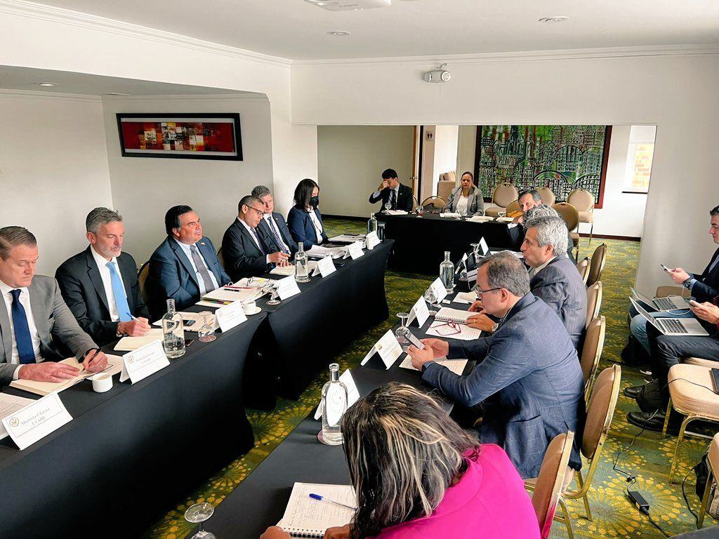 Delegados del gobierno Petro con los de Estados Unidos. Foto: Twitter @velascoluisf
