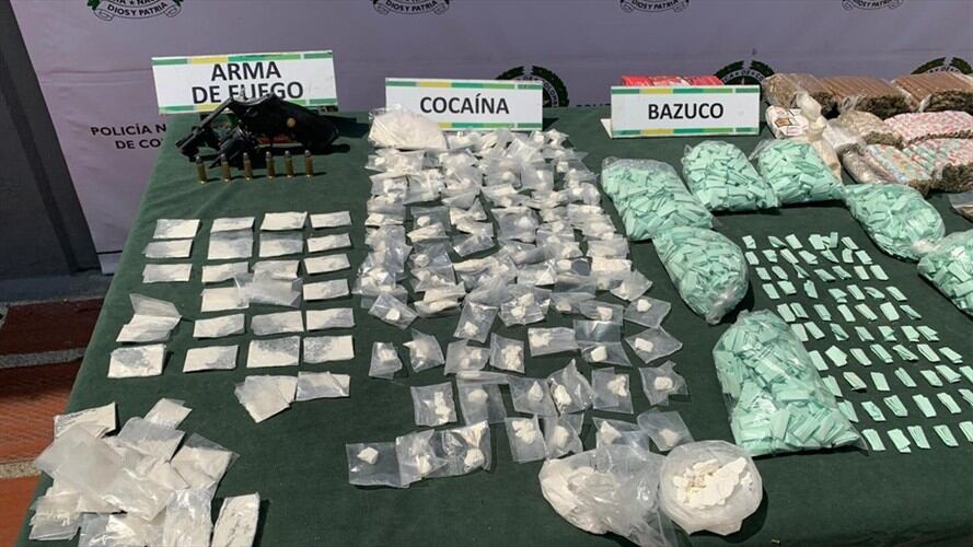Se presume que vendían cerca de 5.000 dosis de estupefacientes al día, lo que les representaba un ingreso mensual cercano a los 110 millones de pesos. Foto: Policía Nacional
