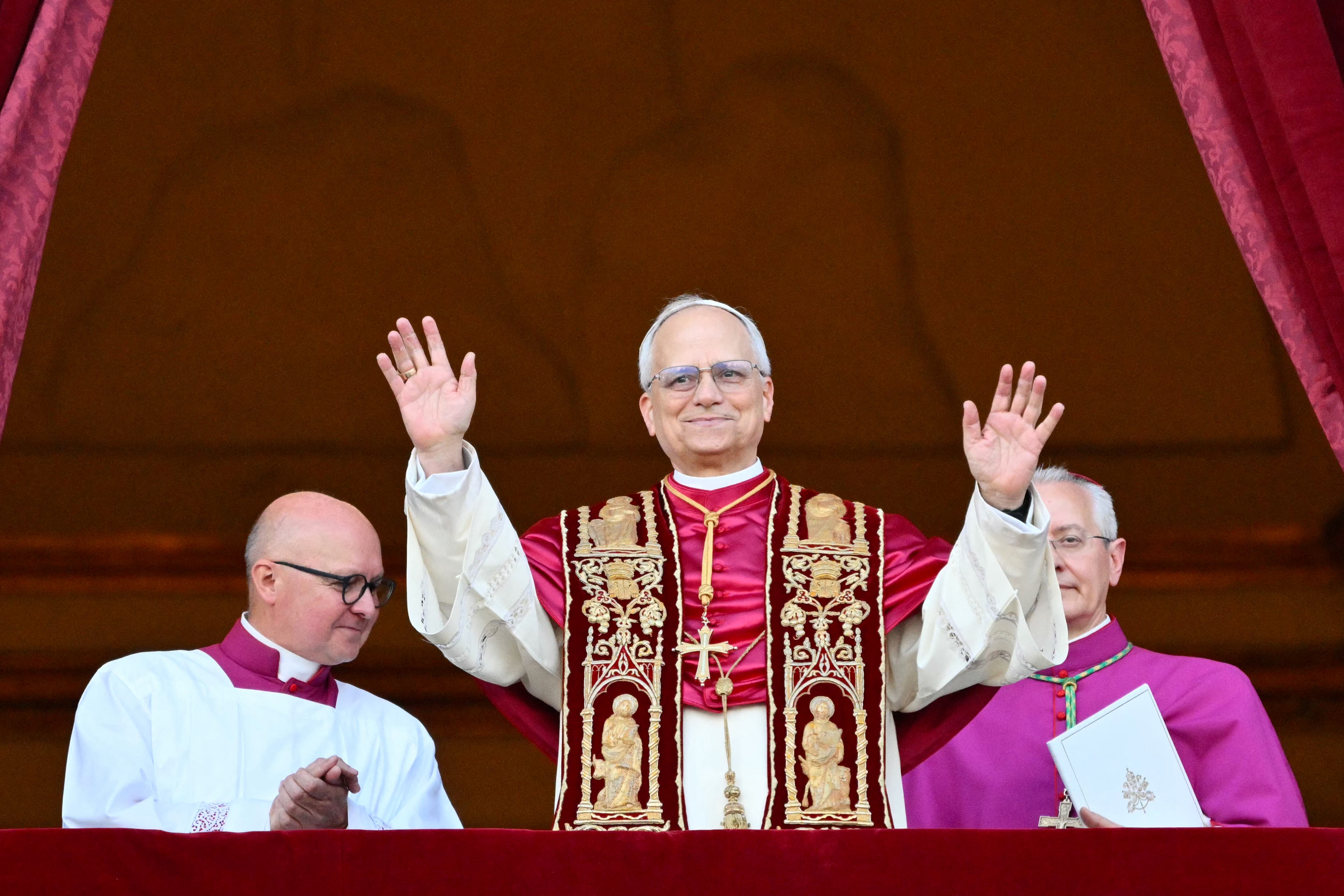 Papa León XIV, Robert Prevost, llega al balcón central de la Basílica de San Pedro por primera vez. (Foto de Alberto PIZZOLI / AFP) (Foto de ALBERTO PIZZOLI/AFP vía Getty Images)