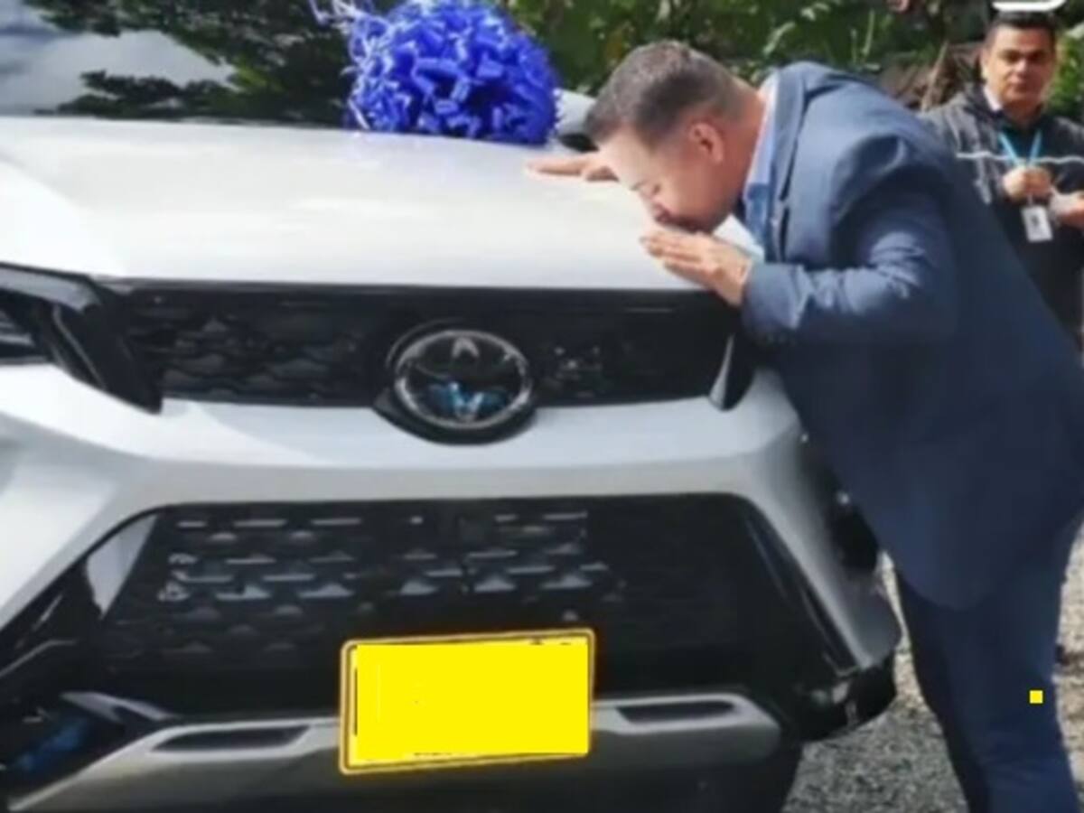 Personero de Medellín pidió perdón por foto en la que posa con una camioneta de la entidad